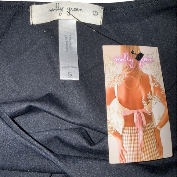 Molly Green Long Sleeve Black Crop Top - Picture 3 of 3